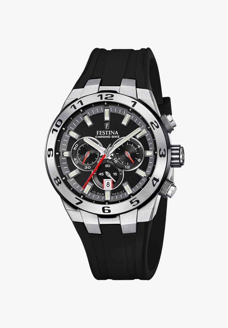 Juodas guminiu dirželiu laikrodis su apvaliu juodu ciferblatu, sidabriniais valandų žymekliais, chronografo subdialais ir raudonais akcentais. Turi datos rodmenį ir nerūdijančio plieno korpusą.