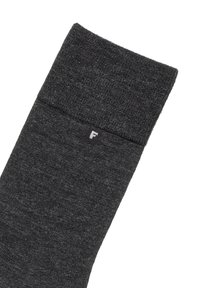 Graue Socken mit einer glatten Textur, die ein geripptes Bündchen und ein kleines, in Weiß bedrucktes Logo aufweisen. Der Stoff sieht weich und elastisch aus.