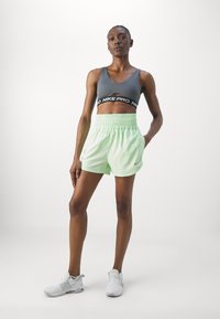 Nike Performance ONE - Spordišortsid - vapor green