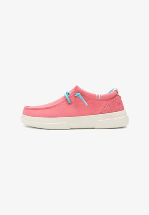 Lyserød canvas slip-on sko med lyseblå detaljer, hvid gummisål og dekorativ syning. Minimalistisk design, afrundet tåform.