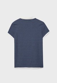 Polo bleu marine à manches courtes avec fines rayures horizontales blanches, col blanc et bordures blanches aux manches et à l'ourlet, vu de dos.
