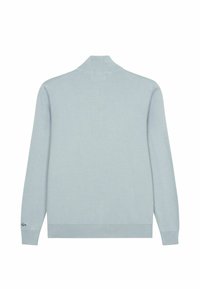 Jasnoniebieski sweter z wysokim kołnierzem, długimi rękawami, prążkowanymi mankietami i dołem. Wykonany z gładkiego, miękkiego materiału, z minimalnymi detalami.