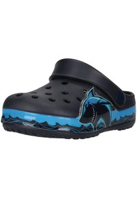 Svarta plasttofflor med hajgrafik, blå vågmönster, ventilationshål och justerbart hälarbälte för en säker passform. Gummisula.