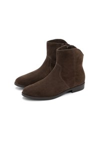 Stivaletti in suede marrone con punta arrotondata, tacco basso e zip laterale per una facile calzata. Texture liscia con dettagli di cucitura minimali.