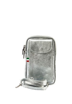 Kleine metalen zilveren crossbodytas met voorkantvak, ritssluiting, afneembare riem en Italiaans vlaglabel op een witte achtergrond.