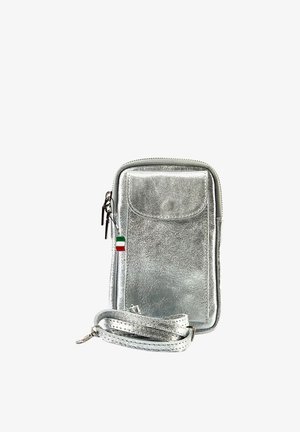Kleine metalen zilveren crossbodytas met voorkantvak, ritssluiting, afneembare riem en Italiaans vlaglabel op een witte achtergrond.