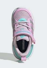 Růžové a mátové dětské tenisky sítěnou svrchní částí, textilními tkaničkami, suchým zipem a bílou podrážkou s texturovanými detaily.