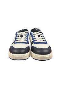 Un paio di sneakers basse con mesh bianco, accenti in pelle blu navy, lacci bianchi e suole color crema, viste frontalmente.