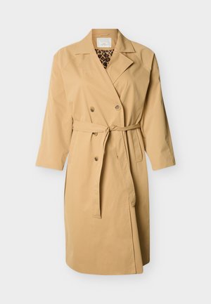 Beige dobbeltradet trenchcoat med midjebelte, hakkede slag og leopardmønstret fôr synlig ved halslinningen.