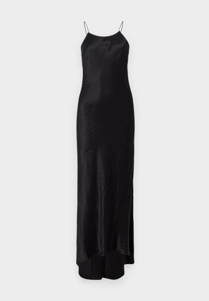 Zwarte satijnen maxi-jurk met dunne spaghettibandjes, een getailleerde pasvorm en een zijsplit. Glad oppervlak met een subtiele glans.