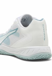 Λευκό αθλητικό παπούτσι με ανοιχτόγαλανες λεπτομέρειες, κείμενο "ACCELERATE" στη φτέρνα, υφή στη σόλα και πλέγμα πάνω μέρος με υποστηρικτικές επικαλύψεις.