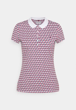 Wit poloshirt met korte mouwen met een herhalend rood, wit en blauw "TH" patroon en een effen witte kraag, voorste knoopsluiting.