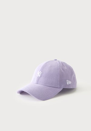 Lyse lilla kordfløjls baseballkasket med buet skygge og lille hvid broderet logo foran og på siden.