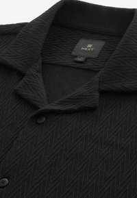 Next TEXTURED SHORT SLEEVE - Camisa - black zigzag