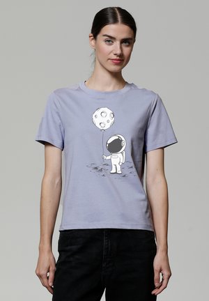 T-shirt en coton lilas avec un astronaute en cartoon tenant un ballon en forme de lune, à manches courtes et à coupe décontractée.