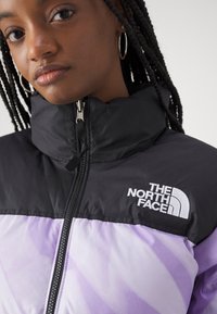 The North Face 1996 RETRO NUPTSE JACKET - Jakna ispunjena paperjem - icy lilac garment fold print