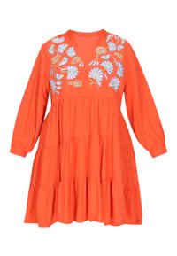 Orangenes, gestuftes Kleid mit langen Ärmeln, das am Ausschnitt mit floraler Stickerei in Weiß und Blau gestaltet ist, aus leichtem Stoff gefertigt.