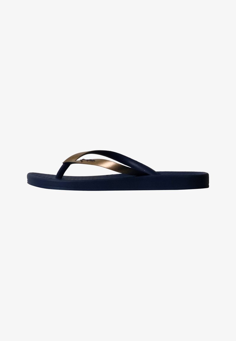 Sandale tong bleu marine avec bride en bronze métallique sur fond blanc, vue latérale, semelle plate.