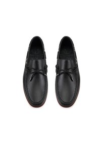Schwarze Lederloafers mit runder Zehenpartie, geflochtenem Schnürdetail und kontrastierender brauner Sohle. Glatte Oberfläche, elegantes Design und minimale Hardware.