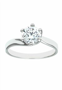 Solitaire prsteň z lešteného strieborného kovu s veľkým okrúhlym diamantom osadeným v šiestich pazúroch, so zúženým pásom a hladkým povrchom.