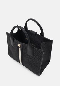 Sac cabas tissé noir avec deux anses, une bande verticale blanche et noire, et un logo DKNY doré sur le rabat avant.