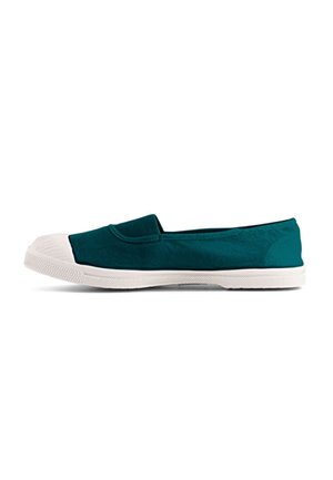 Chaussure en toile vert foncé à enfiler avec embout en caoutchouc blanc et semelle blanche texturée, présentée de profil sur fond blanc.