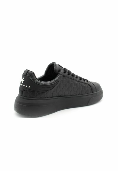 Czarny sneaker z gładką syntetyczną cholewką, charakteryzujący się teksturowanym wzorem, sznurowanym fasonem oraz masywną czarną podeszwą, podkreślający nowoczesną estetykę.