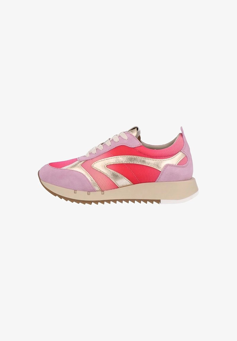Sportieve sneakers met een mix van roze en rode mesh en suede, met gouden accenten, een gestructureerde zool en een slank, retro-geïnspireerd ontwerp.