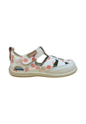 Sandalia blanca de niño con estampado de lunares rosas, correa ajustable de velcro y diseño de punta cerrada sobre una suela beige.