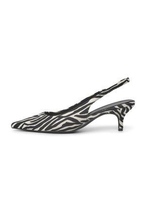 Tacchi slingback a stampa zebrada con punta affusolata, realizzati in tessuto testurizzato, dotati di un tacco sottile e fianchi scoperti. Schema di colori bianco e nero.