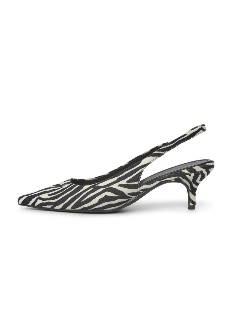 Tacchi slingback a stampa zebrada con punta affusolata, realizzati in tessuto testurizzato, dotati di un tacco sottile e fianchi scoperti. Schema di colori bianco e nero.