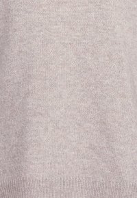 Hellgrauer Strickpullover mit weicher Textur, geripptem Saum und subtilen Farbnuancen im gesamten Stoff.