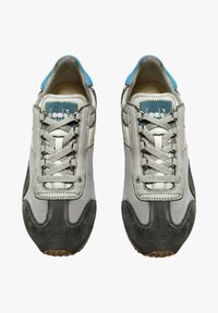 Scarpe atletiche grigie e blu con materiali in suede e tessuto, punta arrotondata, lacci piatti e suola in gomma testurizzata.