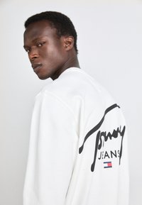 Tommy Jeans ENTRY GRAPHIC CREW - Felpa - white