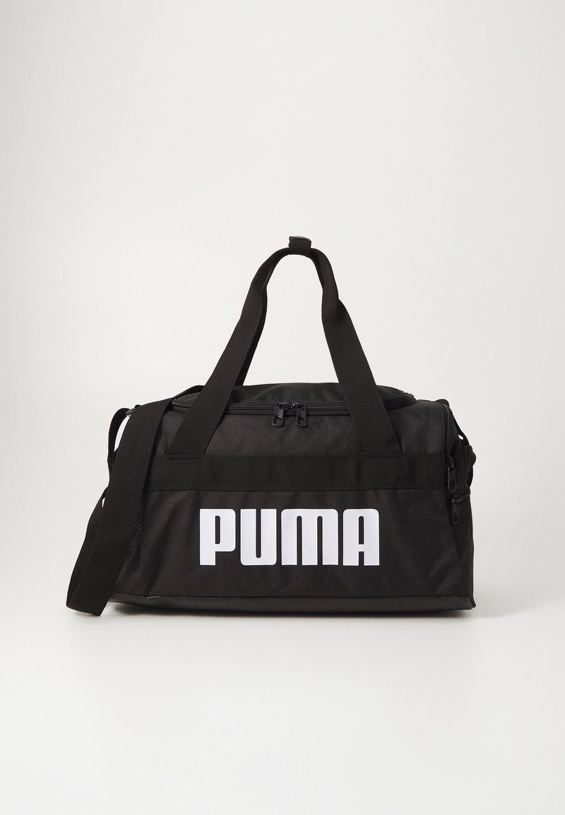 Černý sportovní vak s bílým logem "PUMA", se zipovým uzavíráním, dvojitými uchy a nastavitelným ramenním popruhem. Vyrobeno z odolné látky.
