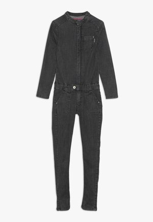 Czarny kombinezon z denimu z krótkim kołnierzem, długimi rękawami, zapięciem na zamek błyskawiczny, kieszenią na piersi oraz szlufkami na pasek; posiada subtelne przeszycia i dwie przednie kieszenie.