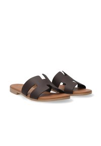 Brune sutsko med åbne designs på stropperne, flad tan sål og glat mat finish. Simpelt og funktionelt design.