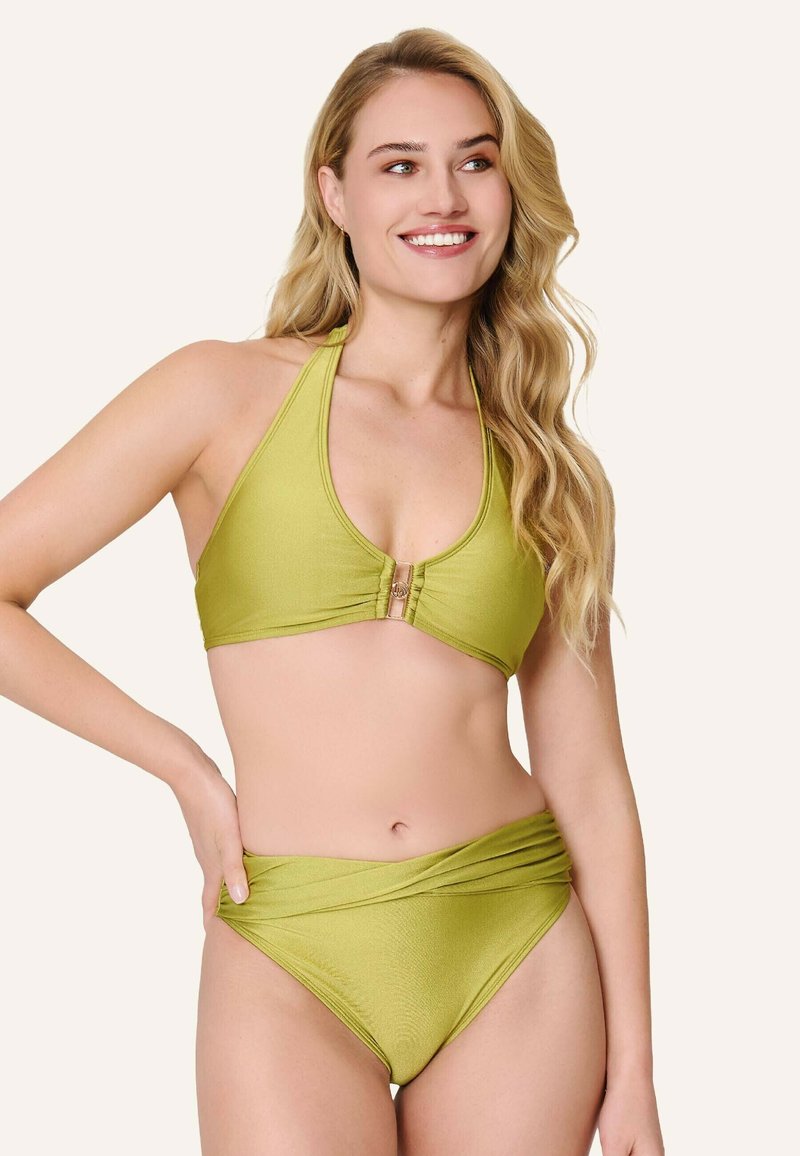 Set bikini verde con top all'uncino e scollatura profonda, dettagli plissettati orizzontali e completato da slip a vita alta.