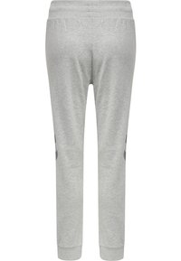 Grå sweatpants i mjukt material, med elastisk midja och nedhasade anklar, samt svarta accentremsor på sidorna.