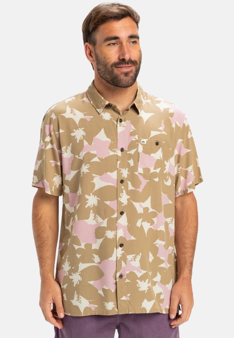 Kurzarmhemd in Beige mit rosa-weißer Blumenmusterung. Verfügt über ein Button-Down-Design und eine einzelne Brusttasche mit Logo.