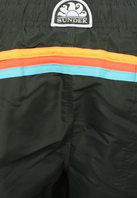 Costumi da bagno realizzati in tessuto scuro con una toppa con logo, caratterizzati da strisce orizzontali in arancione, rosso e turchese sul retro.