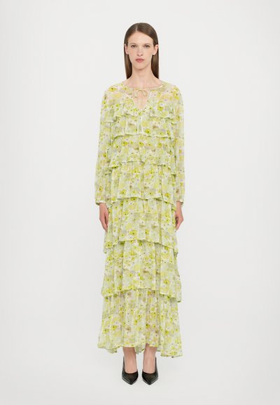 Robe maxi à volants floraux en vert clair, avec un décolleté en V et un lien, des manches longues et une texture translucide et fluide.