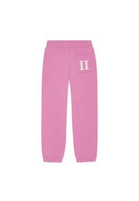 Ροζ φόρμα με ελαστική μέση και μανσέτες, με πίσω τσέπη στη δεξιά πλευρά που έχει κεντημένο λευκό ρωμαϊκό αριθμό II.