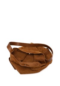 Brun læder tote taske med en glat læderrem. Åbent rum med blødt for og tryklås. Rektangulær form med minimalistisk design.