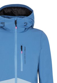 Mėlyna nepralaidi vandeniui striukė su kapuche, pasižyminti užtrauktuku užsegama krūtine kišenė, rožinėmis detalėmis ir šviesesniu mėlynu trikampiu raštu apvade.