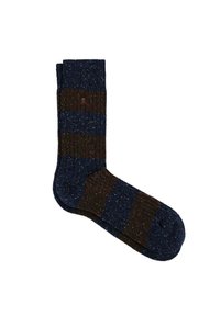 Calcetines acanalados con rayas de color azul oscuro y marrón, con destellos de color. Confeccionados en un tejido texturizado que resalta un ajuste ceñido.