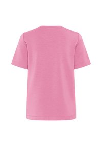 Egyszínű rózsaszín rövid ujjú póló, hátulnézetből, kerek nyakkivágással és normál szabással, fehér háttéren.