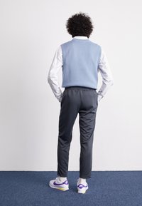 Nike Sportswear CLUB PANT - Teplákové kalhoty - anthracite