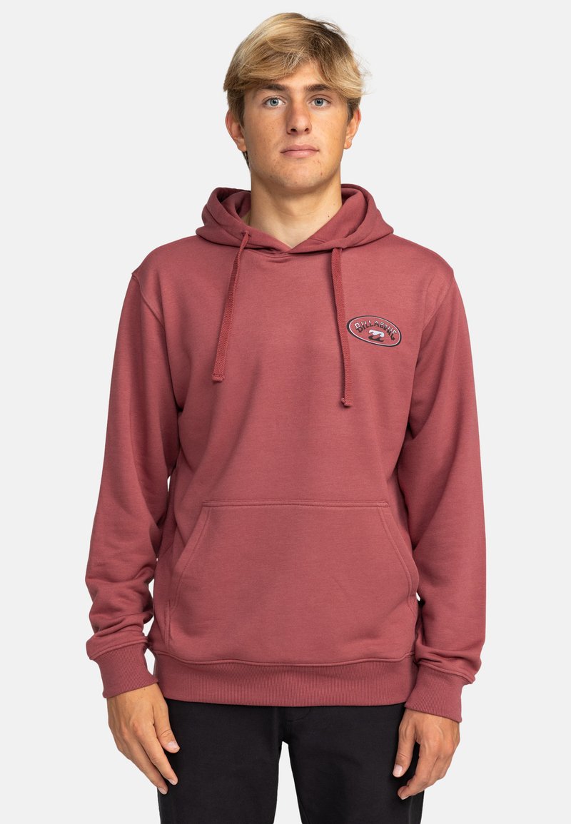 Sudadera burdeos con un bolsillo canguro delantero, puños y dobladillo de canalé, capucha ajustable con cordón y un parche con logo en el pecho.