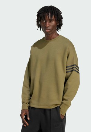 Oliven grøn sweatshirt i blødt stof med en afslappet pasform. Har sorte striber på venstre ærme og en ribbet halsudskæring.